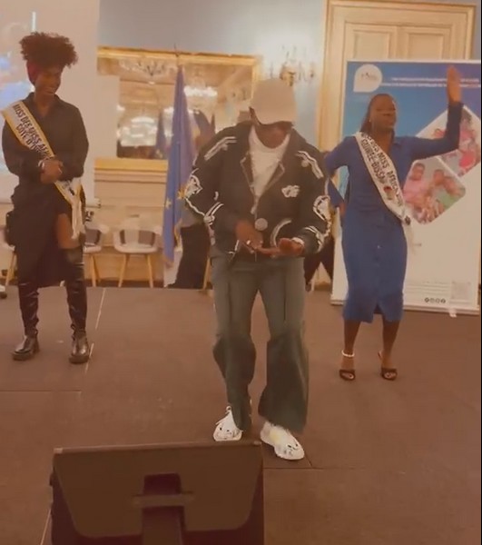 Djoson Philosophe sur scène dans la salle de fêtes de la mairie du 20e à Paris