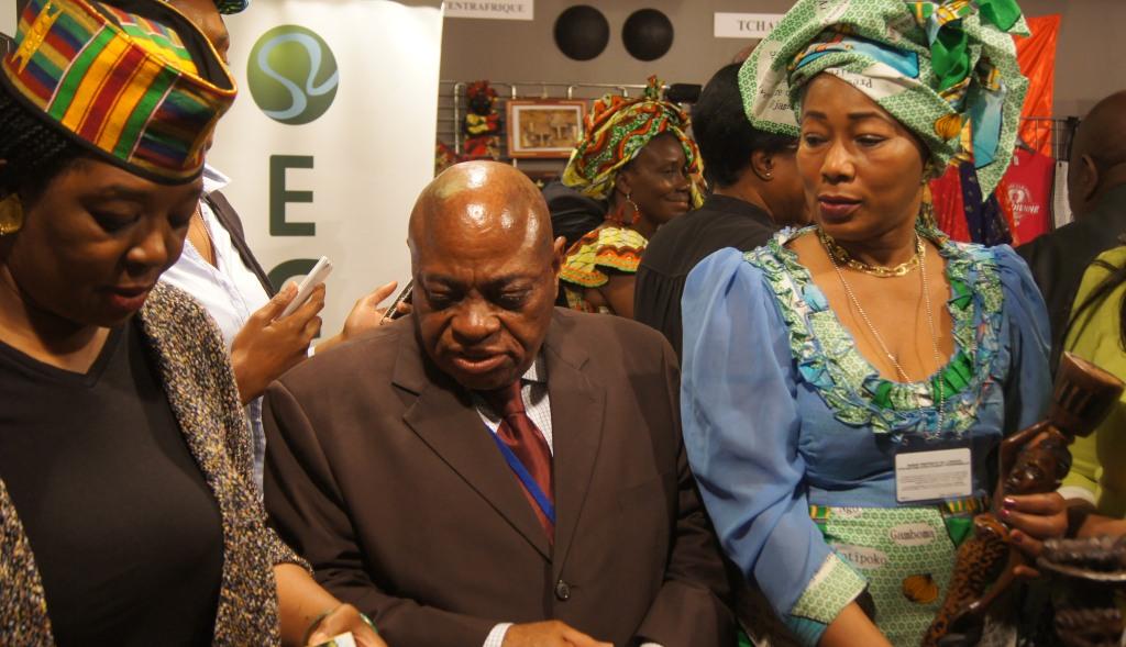 Jean-Marie Adoua, ambassadeur, visitant le Stand Pavillon Congo des festivités de l’édition 2016 de la Semaine africaine
