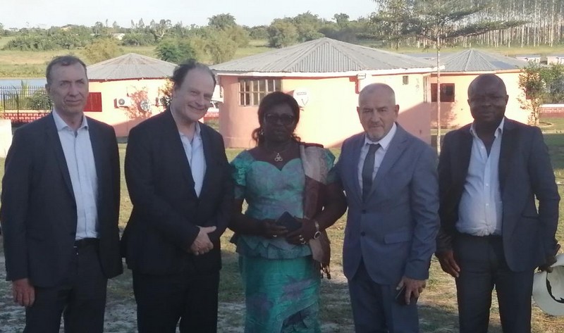 Photo de groupe à l'issue d'une séance de travail entre EBS, madame le maire de Madingo-Kayes et le Premier ministre Anatole Collinet Makosso, le samedi 25 mars 2023