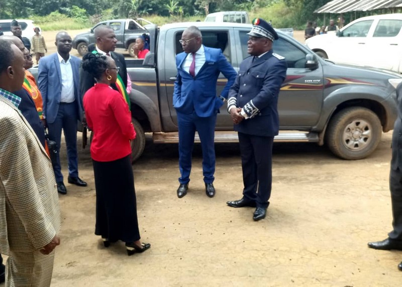 Anatole Collinet Makosso, ministre de l'éducation primaire et de l'alphabétisation en visite à l'école de Bandzié dans le département de la Lékoumou