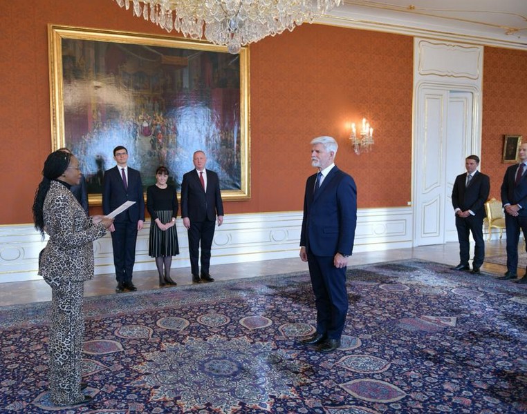 Séance de remise des Lettre de créance au château de Prague par l’ambassadeur Édith Itoua au Président de la République Tchèque, Petr Pavel le 8 décembre 2023