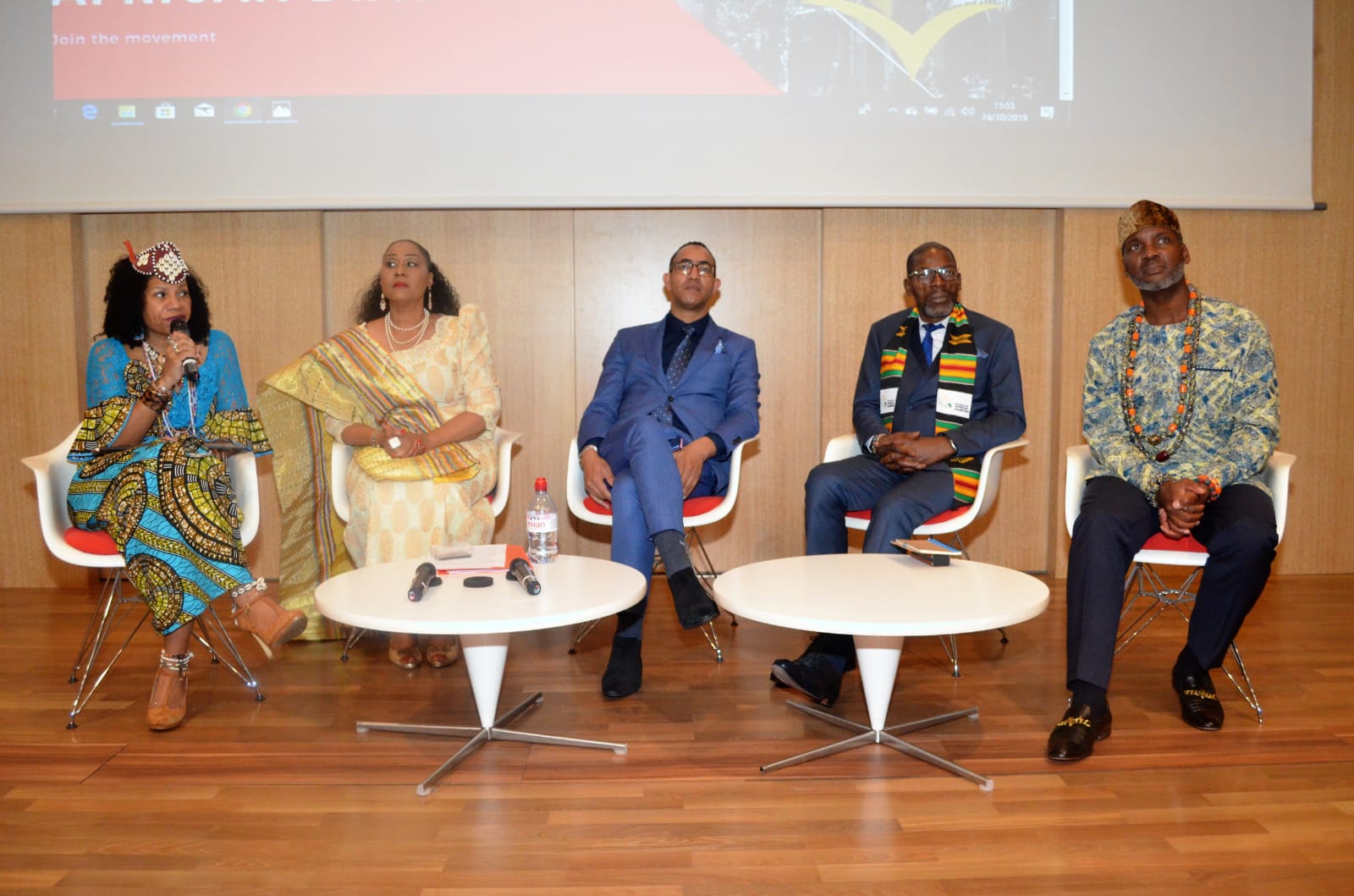  Diambi Kabatusuila, Ministre des Affaires étrangères de l'Etat de la Diaspora au premier plan lors de la rencontre du 24 octobre à Paris