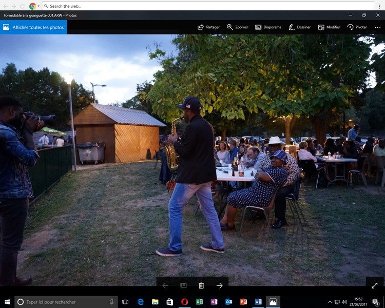 L'artiste congolais "Formidable" au milieu du public venu célébrer les festivités de l'indépendance du Congo à Suresnes