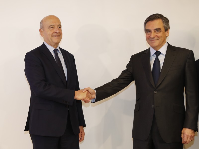  Poignée de main scellant la victoire de François Fillon devant Alain Juppé