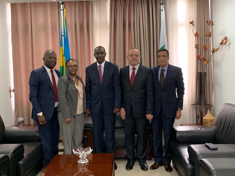 Au Bureau du Groupe diplomatique africain à Kigali avec Richard Sezibera, Ministre des affaires étrangères et de la coopération internationale de la République du Rwanda entouré de gauche à droite des Ambassadeurs Guy Nestor Itoua du Congo Lulit Zewdie G. de l'Éthiopie, Youssef Imani du Maroc et Ahmed El Ansary de Égypte au Rwanda Au Bureau du Groupe diplomatique africain à Kigali avec Richard Sezibera, Ministre des affaires étrangères et de la coopération internationale de la République du Rwanda entouré de gauche à droite des Ambassadeurs Guy Nestor Itoua du Congo Lulit Zewdie G. de l'Éthiopie, Youssef Imani du Maroc et Ahmed El Ansary de Égypte au Rwanda
