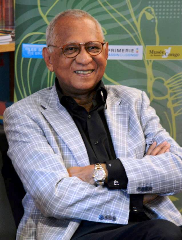 Henri Lopes entre deux dédicaces au Salon du livre de Paris 2015