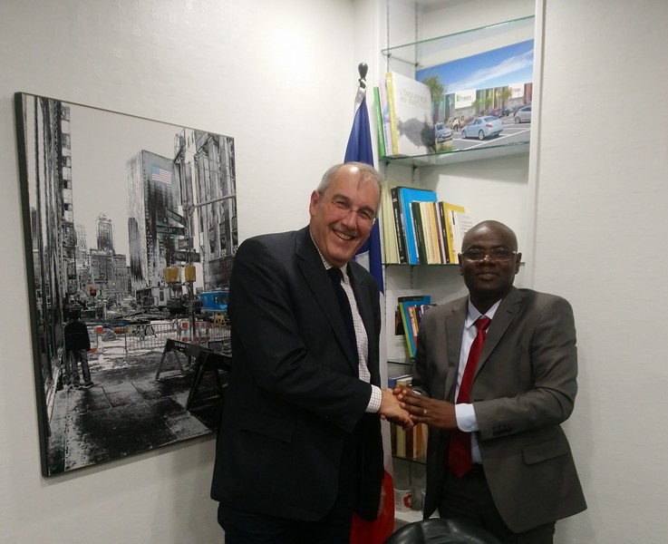 Hadjinsy Grégoire Kouffa, maire de la commune de Pokola et Gilles Battail, maire de Dammarie-les-Lys