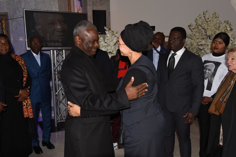 Henri Lopes - Le Premier ministre Anatole Collinet Makosso en réconfort de la veuve Christine Lopes lors de la dernière veillée aux salons Hoche, samedi 11 novembre 2023