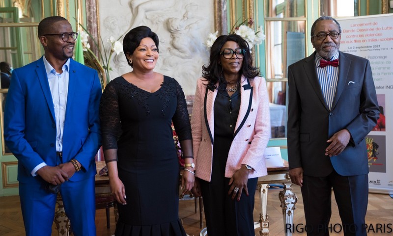 Photo de groupe autour de la ministre Inès Nefer Ingani lors de la cérémonie BD à l'ambassade du Congo à Paris