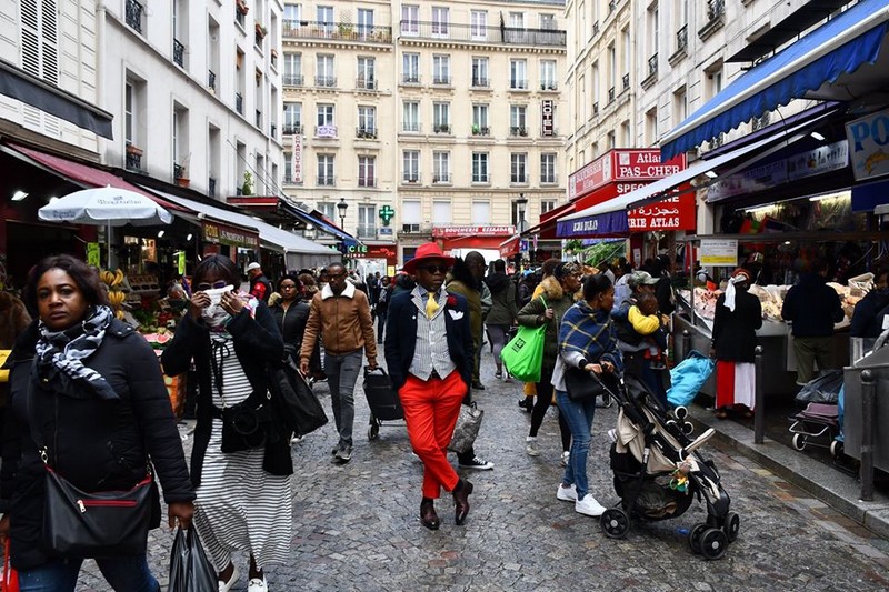 Place du Château-Rouge à Paris, un jour ordinaire