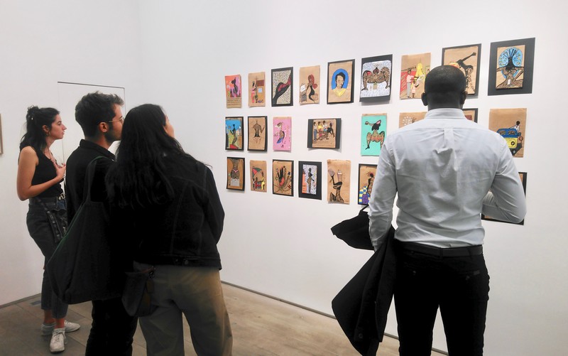 Public à la découverte des œuvres de Willys Kezi lors du vernissage de l'exposition collective à la Galerie Éric Dupont à Paris 