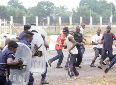 les forces policières en train de mater les kuluna à Kinshasa les forces policières en train de mater des kuluna