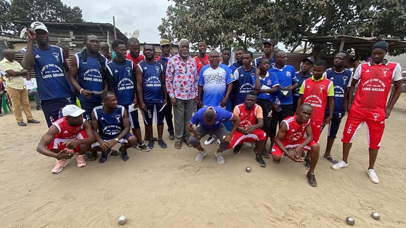 Ladis-Arcade au milieu de joueurs de pétanque au Club de Mpaka à Pointe Noire, Congo