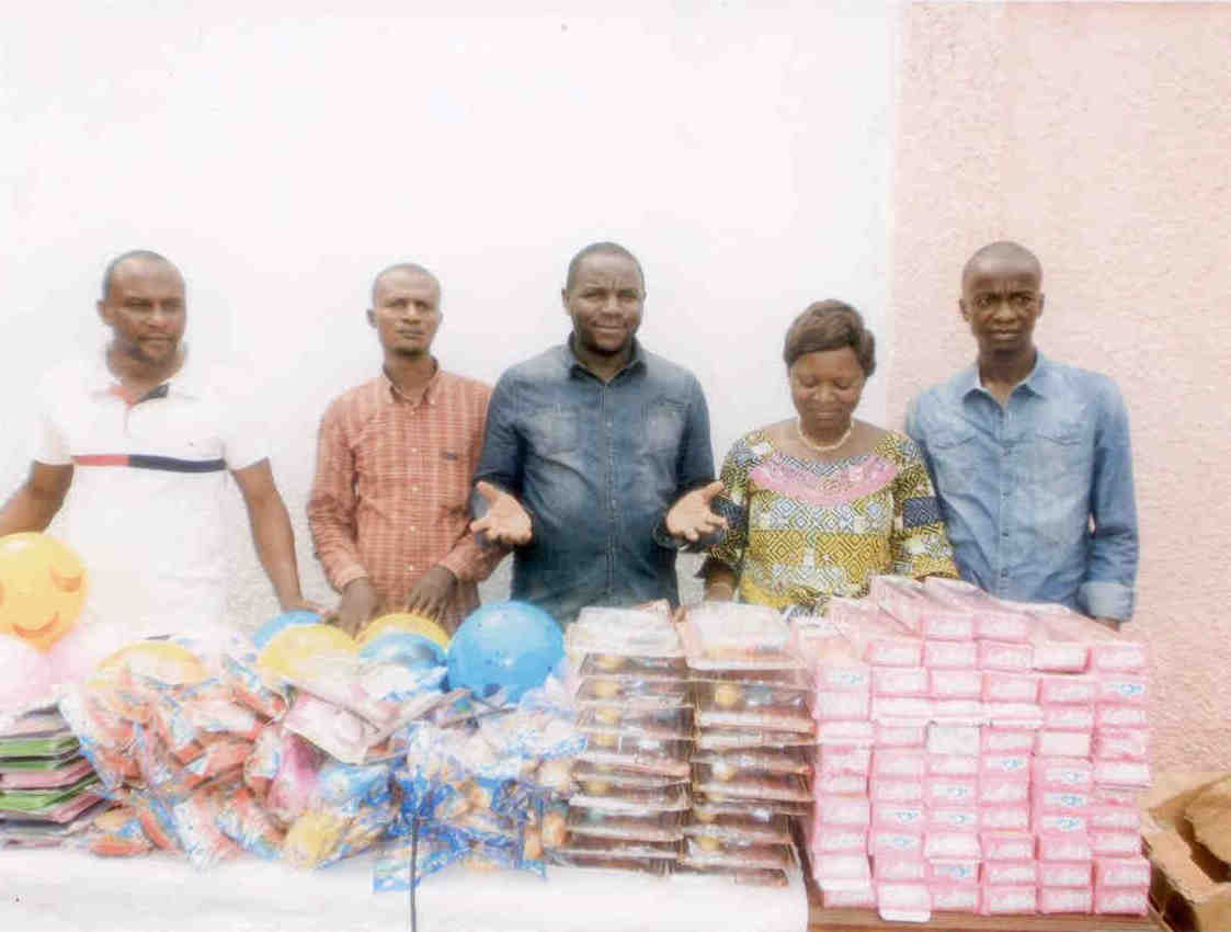 Igor Gunénolé Ongagna présentant les jouets à la directrice de l'école