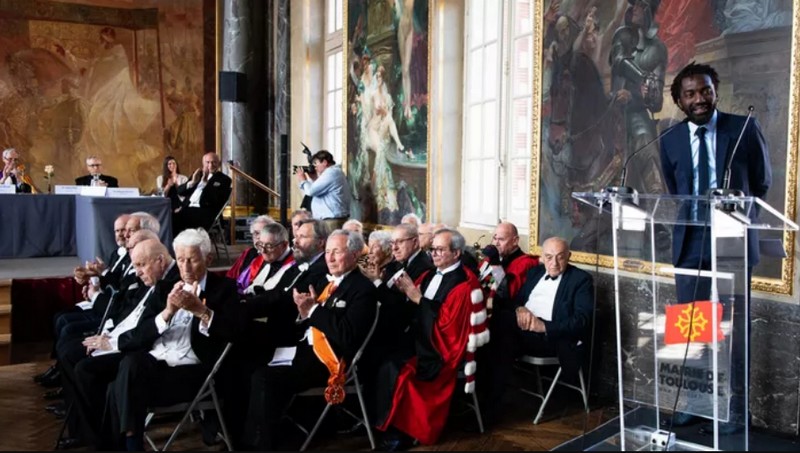 L’écrivain camerounais Marc Alexandre Oho Bambe (à droite) et maître de l’Académie des jeux floraux de Toulouse