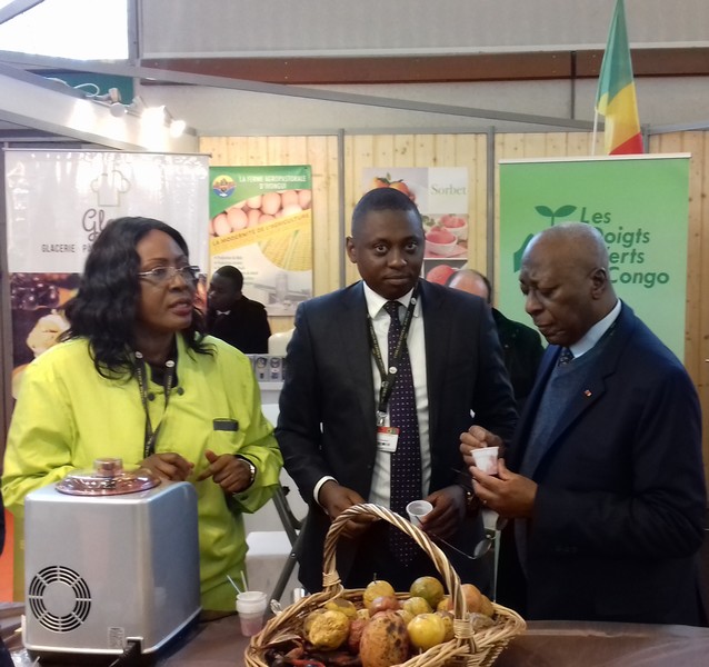 Stand 023 au Pavillon 5.2 - L'ambassadeur de Côte d'Ivoire en France, Charles Gomis, en dégustation des Tsui-teke 