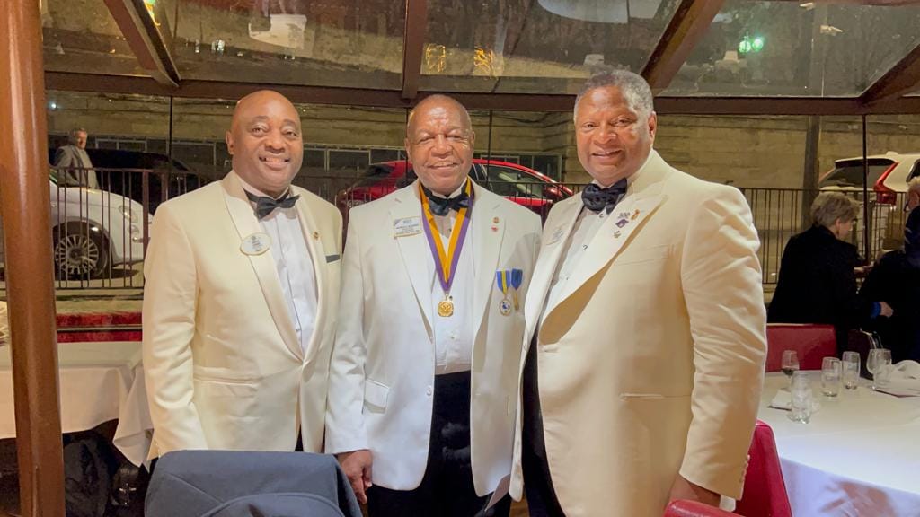 Le Gouverneur du District 103 Centre Gervais Loëmbe lors de l'accueil de Douglas Alexander Président International du Lions Club International Le Gouverneur du District 103 Centre Gervais Loëmbe lors de l'accueil de Douglas Alexander Président International du Lions Club International