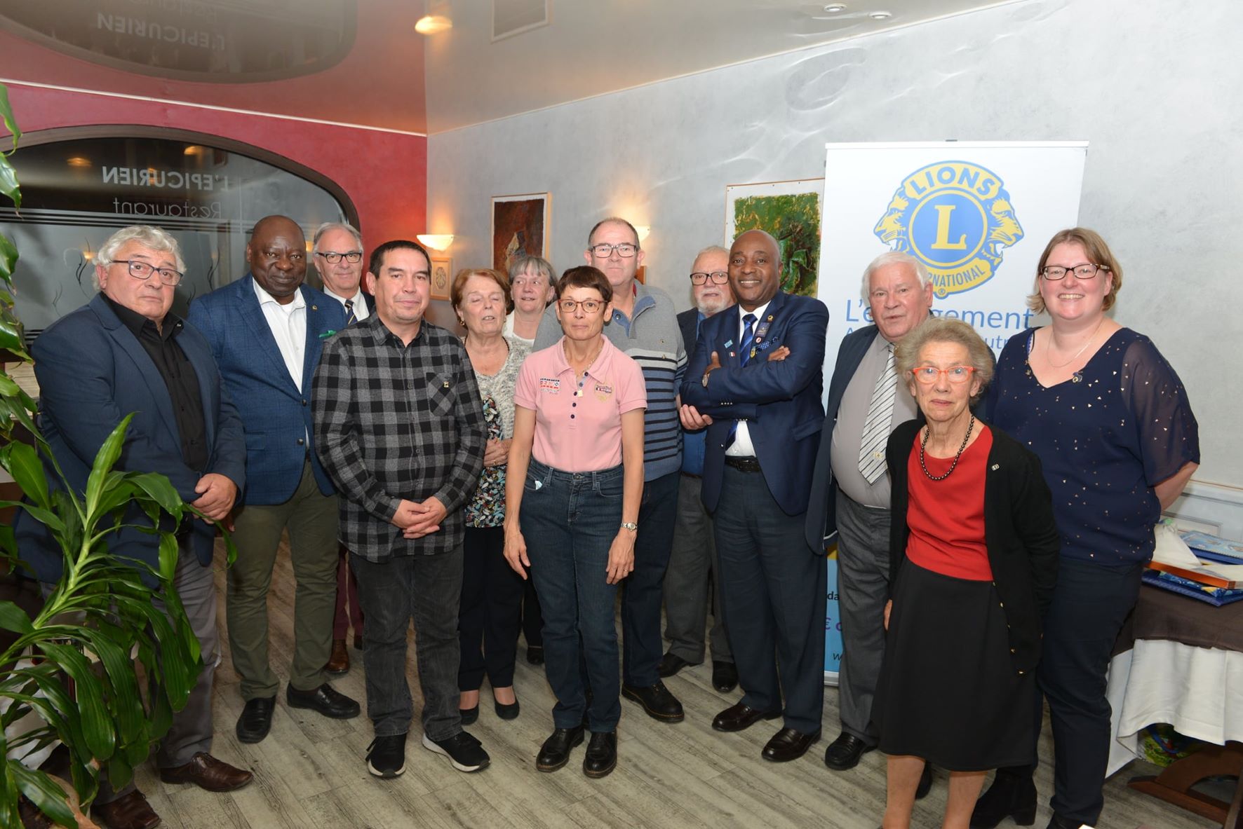 Photo de groupe à l'issue d'une séance de travail au Lions Club Monnaie Val de Choisille Photo de groupe à l'issue d'une séance de travail au Lions Club Monnaie Val de Choisille
