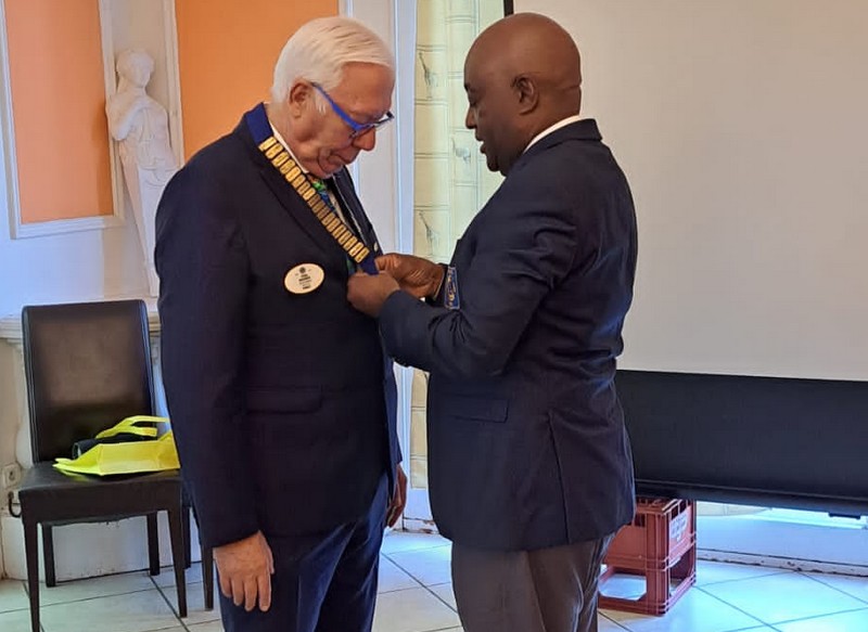 Passation des devoirs entre Gervais Loëmbe et Yvon Mounier, Gouverneur pour l'année 2022-2023, samedi 17 juillet 2022 sur les bords du Loiret à Olivet, en France