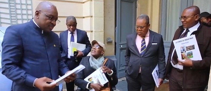 Cérémonie lors de la Livraison de l'ouvrage les peintres du cinquantenaire à l'ambassade de la république du Congo en France Cérémonie lors de la Livraison de l'ouvrage les peintres du cinquantenaire à l'ambassade de la république du Congo en France