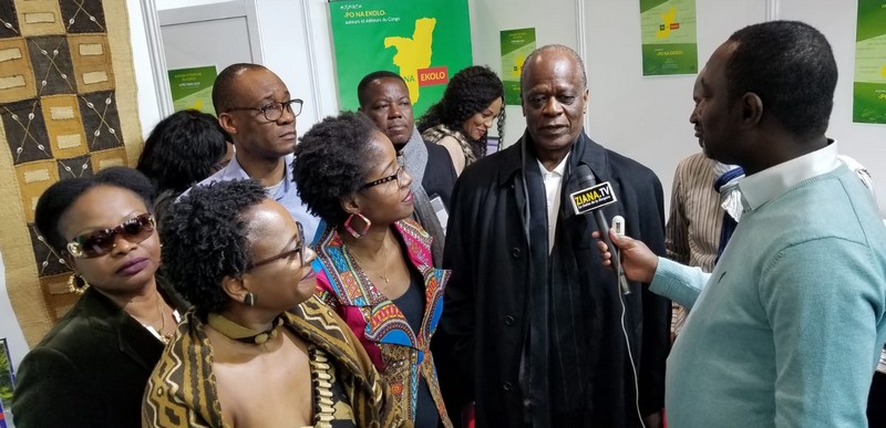 L’écrivain Henri Djombo découvre le stand Po na Ekolo au salon Livre Paris 2019