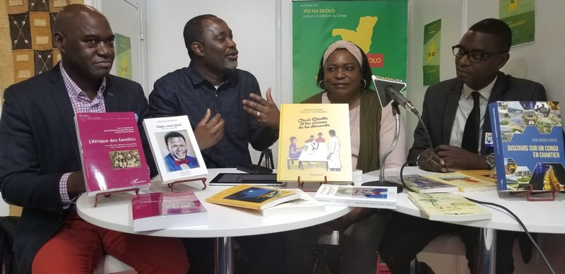 Les auteurs à l’honneur / Présentation de leurs livres  autour de la table ronde : de gauche à droite, Jean-Aimé Dibakana ; Anthony Mouyoungui en modérateur ; Adèle Caby-Livannah et Itoua-Ndinga,