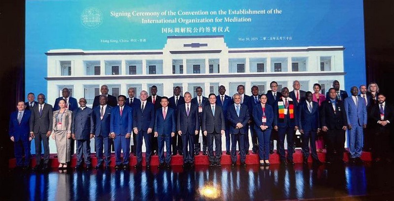 Photo de groupe des membres de États contractants à l'issue de la signature de la Convention à Tokyo, Japon