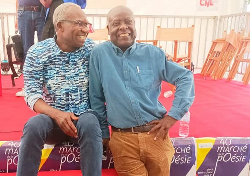 40e Marché de la poésie, l’écrivain Emmanuel Dongala à droite de la photo et le poète Gabriel Mwéné Okoundji
