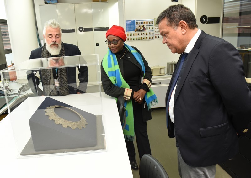 Marie-France Lydie Hélène Pongault, ministre de l’industrie culturelle, touristique, artistique et des loisirs, à la découverte du Collier du Roi Makoko lors de la visite guidée au Quai Branly-Jacques Chirac