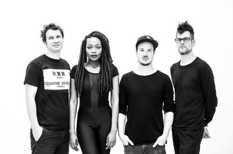 Melane et ses amis du groupe allemand Three Fall à la sortie d'un concert Melane et ses amis du groupe allemand Three Fall à la sortie d'un concert