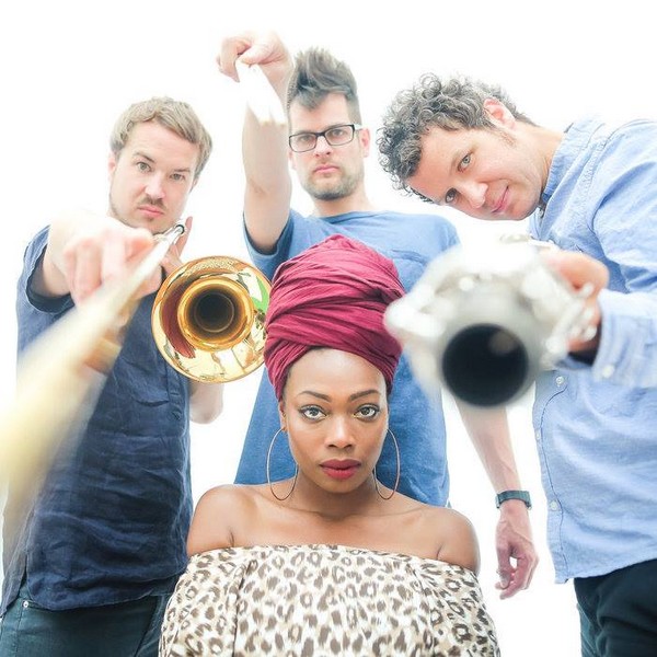 Melane au milieu de trois musiciens de Three Fall Melane au milieu de trois musiciens de Three Fall