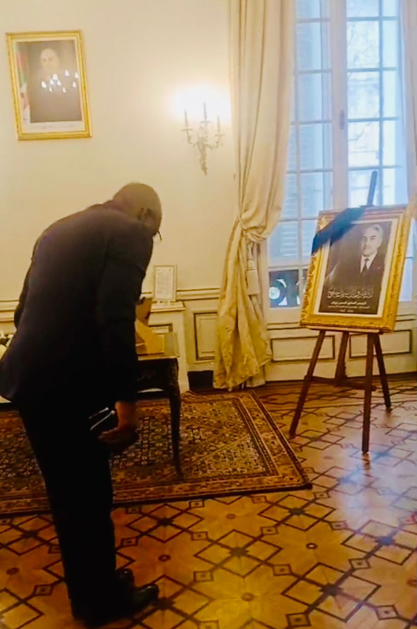 Ministre Armand Rémy Balloud-Tabawé lors de la signature du registre de condoléances -Décès Liamine Zéroual 