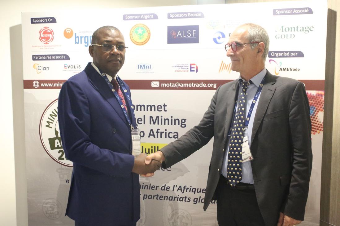 Ministre Urbain Fiacre Opo.lors de la séance photos au 9e Sommet annuel Mining on Top Africa à Paris