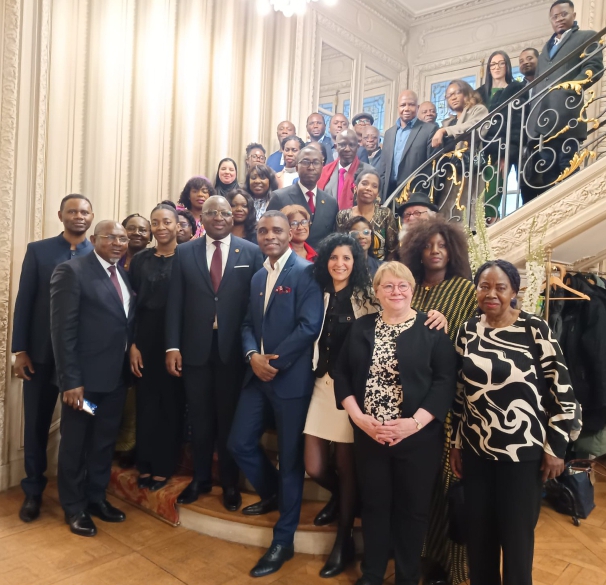 Photo de famille à l'issue de la première conférence Agence Racine à l'ambassade de la république du Congo à Paris