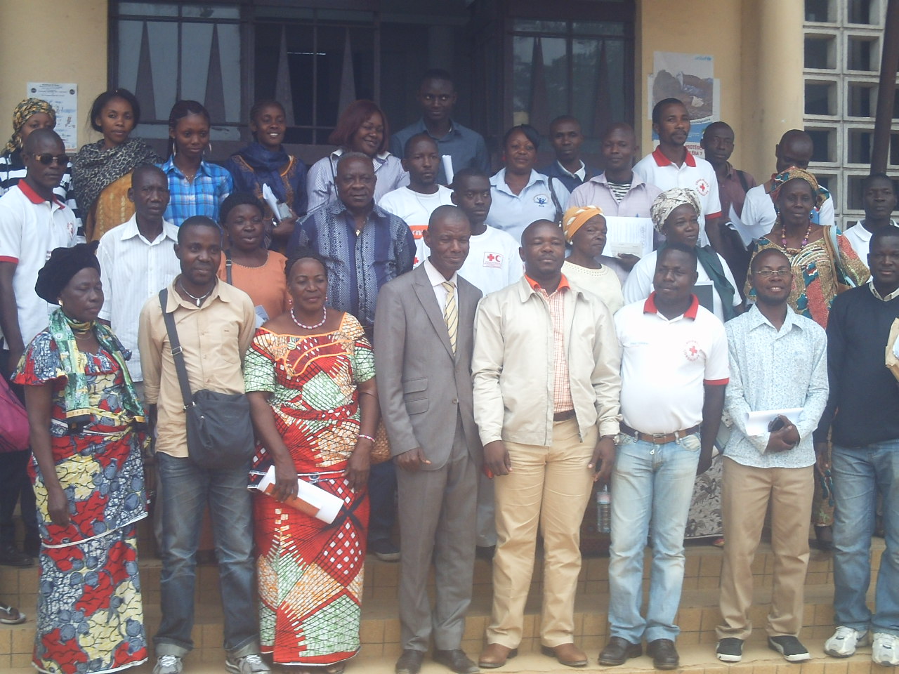 Photo de famille après l'élection du bureau de Tie Tie de la Croix Rouge