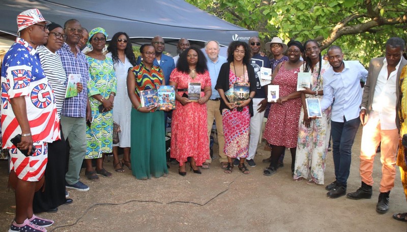 Photo de famille autour des écrivains à la guinguette africaine de Suresnes, samedi 25 juillet 2026