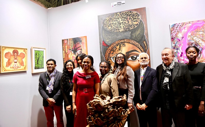 Photo de famille entre organisateurs et artistes de l'exposition intitulée l’Envol dans le cadre d’Art Capital 2026