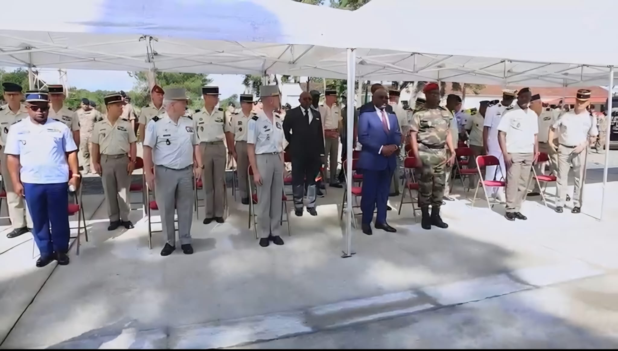 Photo de famille lors de la cérémonie militaire France-république du Congo à Thorée-les-Pins Photo de famille lors de la cérémonie militaire France-république du Congo à Thorée-les-Pins