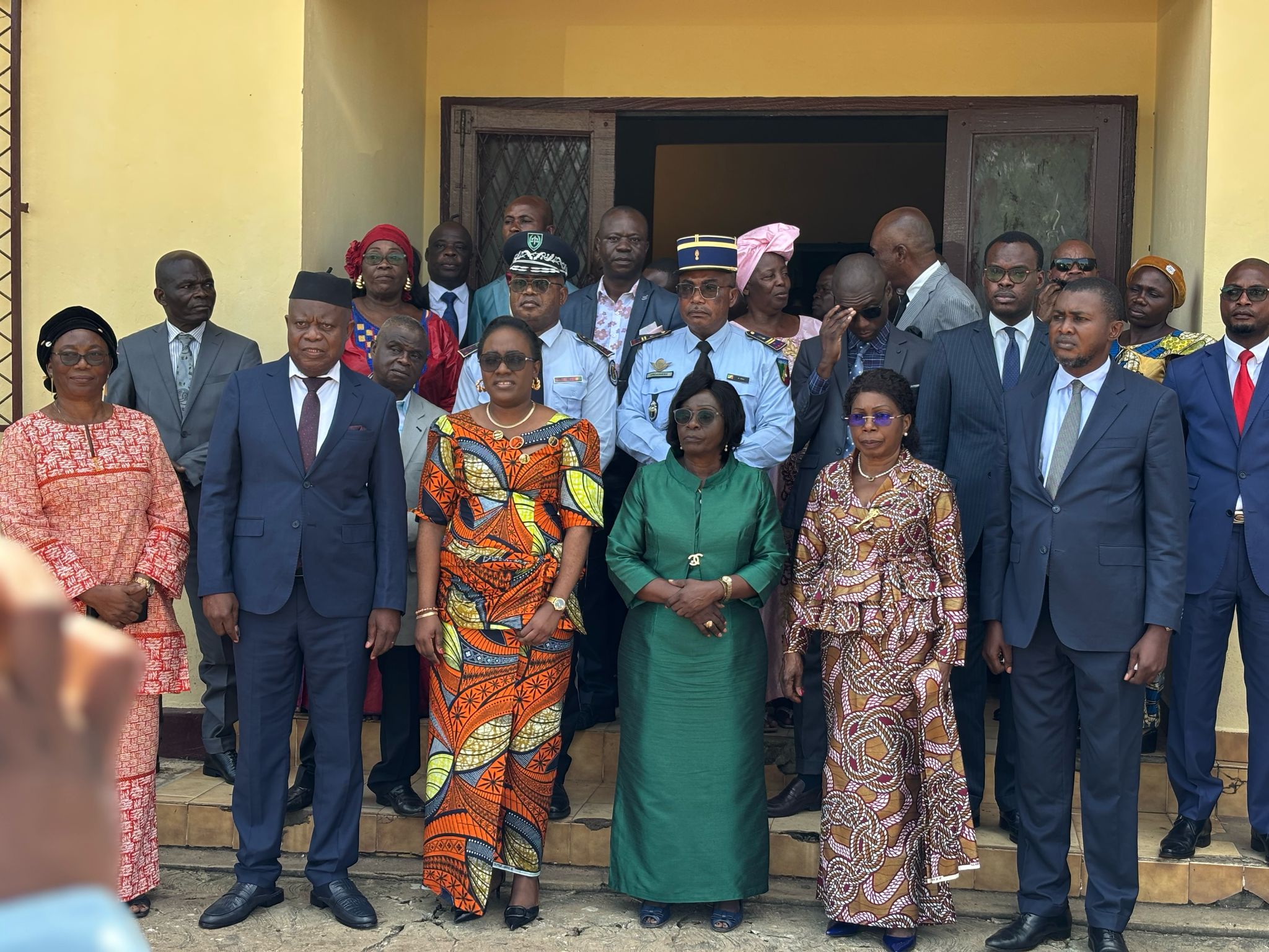 Photo de famille lors de la passation de pouvoir entre Préfets à Djambala, le 22 avril 2025