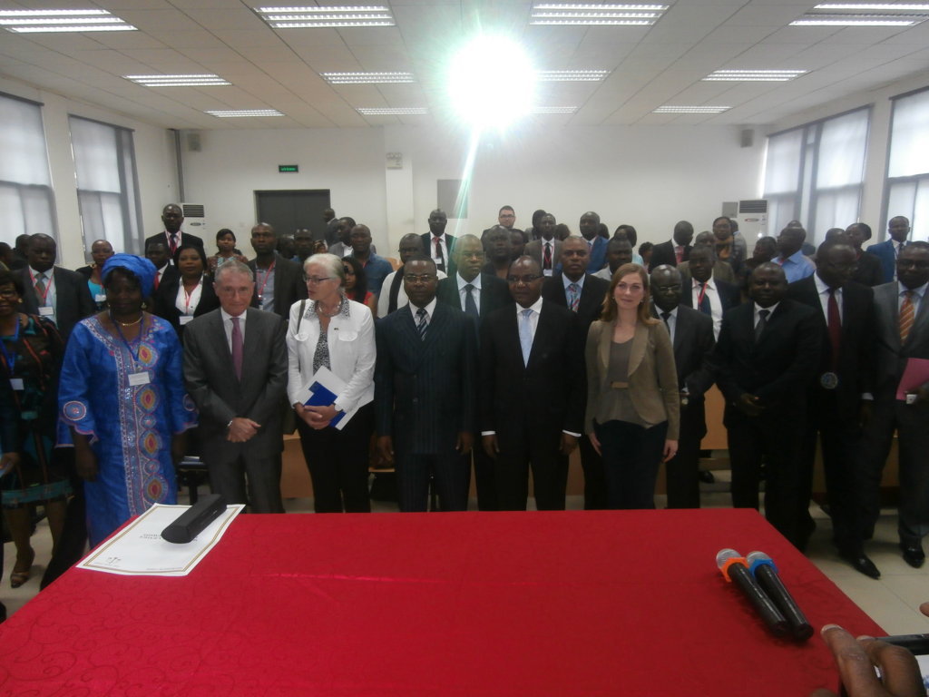 Photo de famille des participants au séminaire régional sur les droits des personnes vulnérables