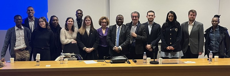 Photo de groupe à l'issue du colloque de l'Association des juristes de l'achat public  du 10 mars 2023