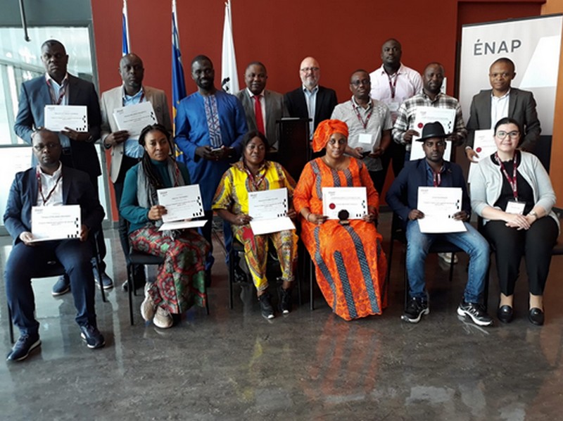 Photo de groupe ENAP au Canada avec Brice Arsène Mankou au milieu des apprenants