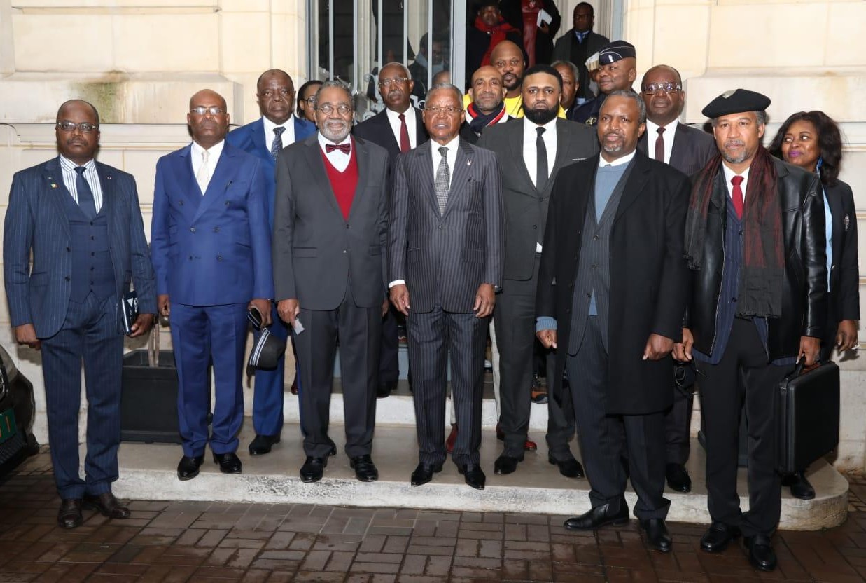 Photo de groupe lors de la remise de passeports à l'ambassade du Congo en France , lundi 19 décembre 2022
