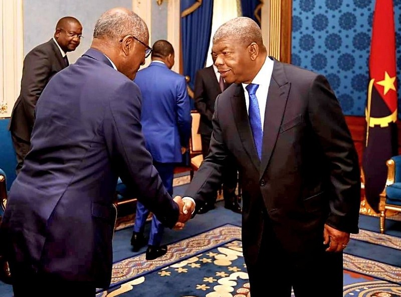 Poignée de main entre João Lourenço, Président de la République d'Angola et Firmin Edouard Matoko