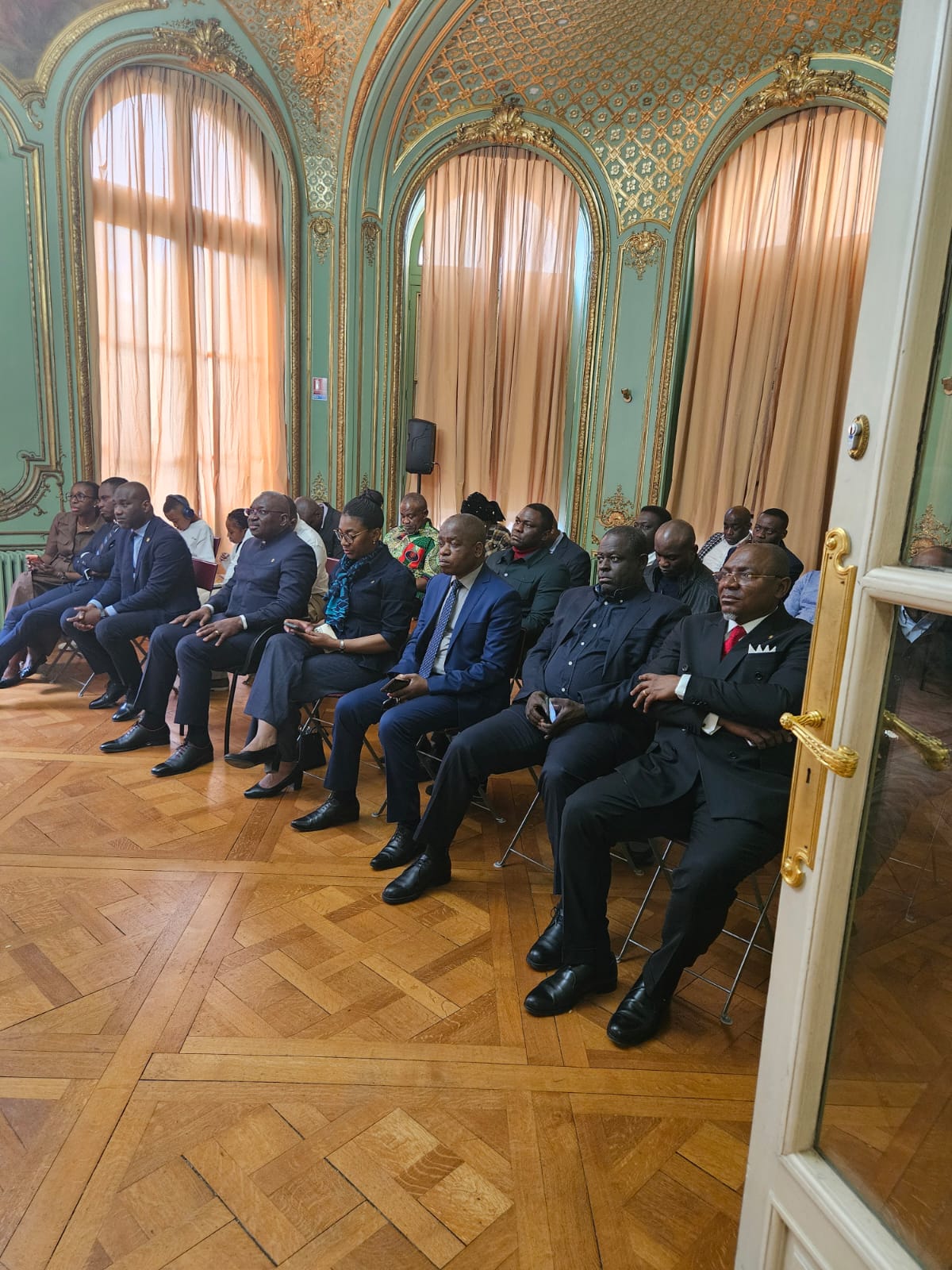 Premier rang de l'assistance de la salle verte lors de retransmission de la cérémonie d'investiture du 16 avril 2026 au complexe sportif de Kintélélé