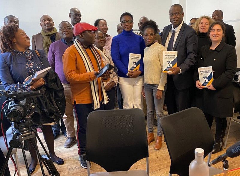 Photo de groupe lors de la présentation du livre Intelligence Artificielle à Paris le 2 avril 2022