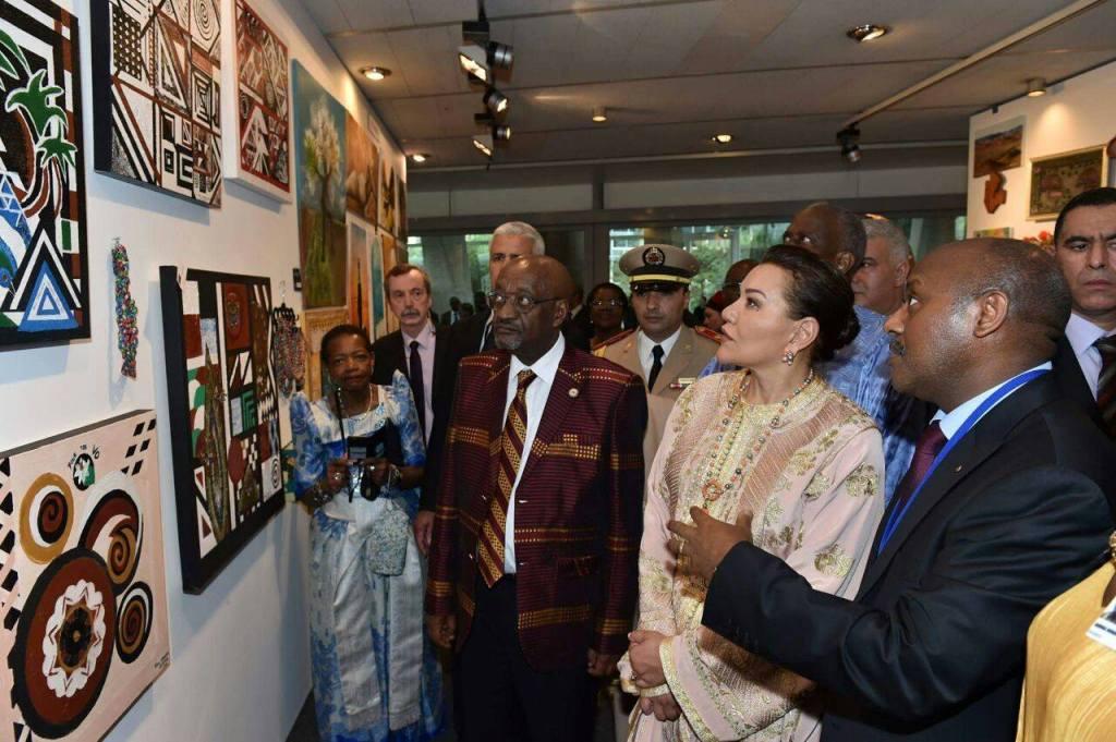 La Princesse Lalla Hasnaa marraine de la Semaine africaine reçoit les explications sur les oeuvres d'Alice Gahunga Durand