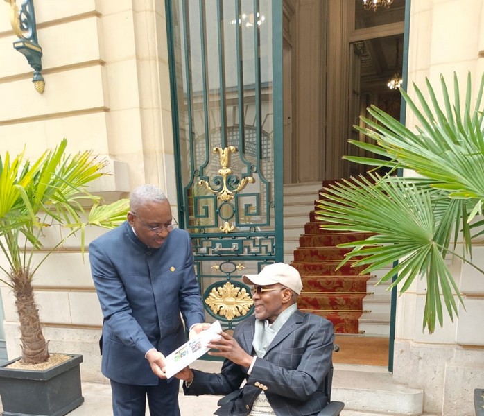 Remise de l'ouvrage les peintres du cinquantenaire de Nicolas Bissek à Armand Rémy Balloud-Tabawé