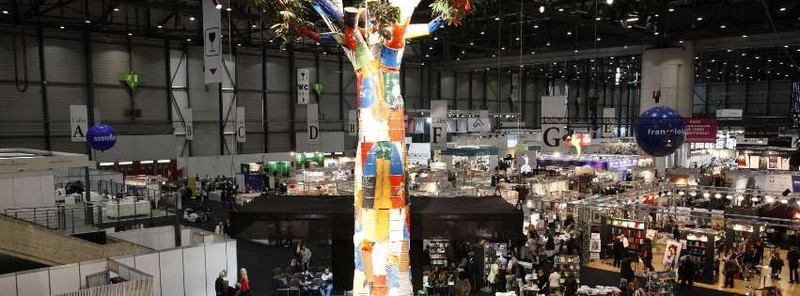 Vue partielle du Salon de Genève avec le baobab, symbole du Salon africain