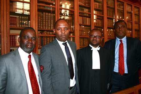 Maître Lewis Nsalou Nkoua entouré des amis 
